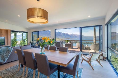 Highlands Lodge- Free Parking- BBQ- AC- Lake Views - image 14