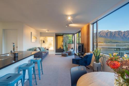 Highlands Lodge- Free Parking- BBQ- AC- Lake Views - image 2