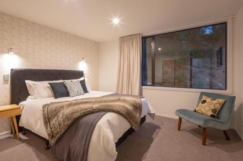 Highlands Lodge- Free Parking- BBQ- AC- Lake Views - image 4