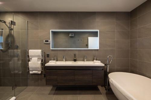 Lakehouse 4- Free Parking- Walk To Town- Air Con - image 12