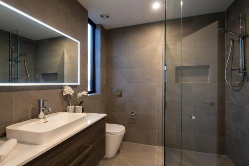Lakehouse 4- Free Parking- Walk To Town- Air Con - image 13