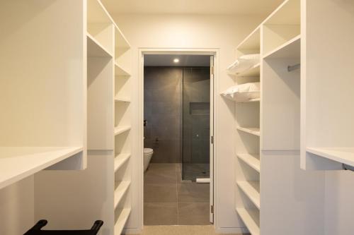 Lakehouse 4- Free Parking- Walk To Town- Air Con - image 3