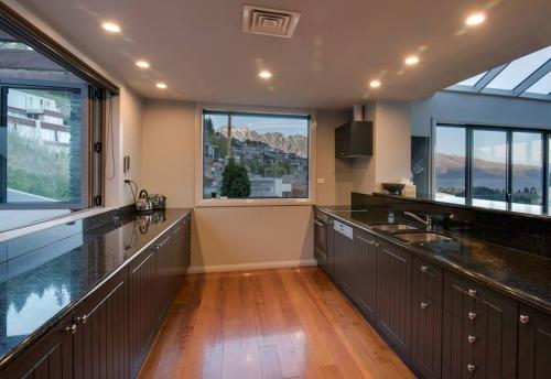 Limerick- Fire Place- Lake Views- BBQ- AC - image 10
