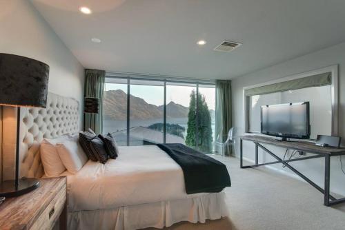 Limerick- Fire Place- Lake Views- BBQ- AC