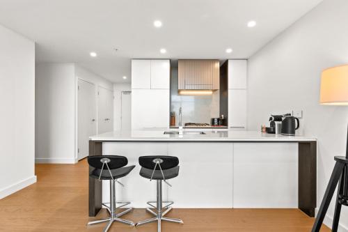 Chic 1-Bed with Pool by River Ferry & Amenities - image 4