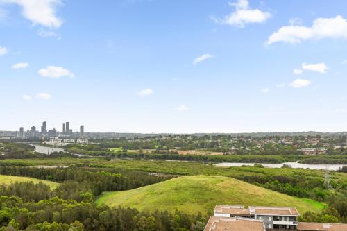 Chic 1-Bed with Pool by River Ferry & Amenities - image 2