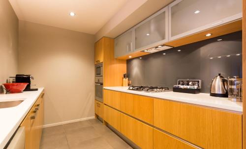 Luxury on Belfast- Free Parking- Gas Fire- BBQ- AC - image 7