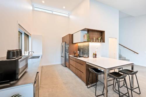 Toroa Chalet- Hot Tub- Gas Fire- BBQ- Free Parking - image 8