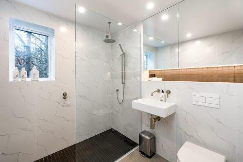 Toroa Chalet- Hot Tub- Gas Fire- BBQ- Free Parking - image 9