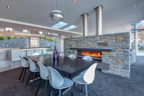 Villa Matau- Gas Fire- Lake Views- AC- BBQ - image 4