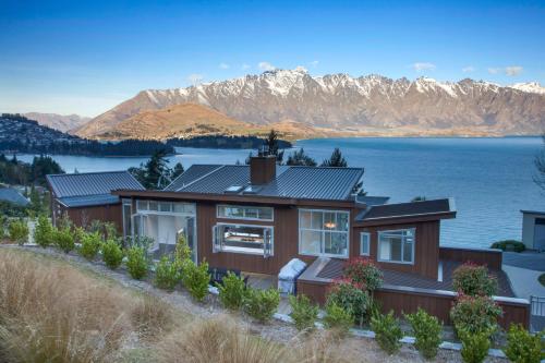 Villa Matau- Gas Fire- Lake Views- AC- BBQ - image 14