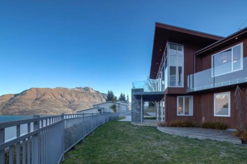 Villa Matau- Gas Fire- Lake Views- AC- BBQ - image 7