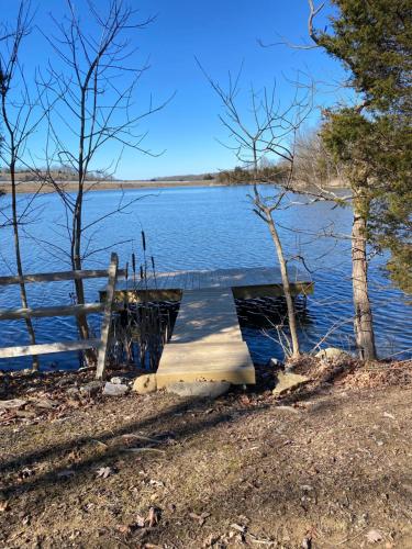 Lakeside Cabin Hot tub close to Ark Encounter in Corinth, USA