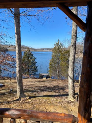 Lakeside Cabin Hot tub close to Ark Encounter in Corinth, USA