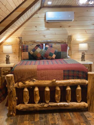 Lakeside Cabin Hot tub close to Ark Encounter in Corinth, USA