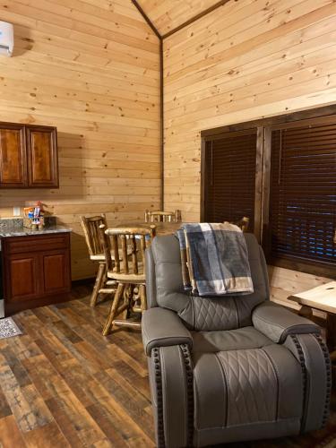 Lakeside Cabin Hot tub close to Ark Encounter