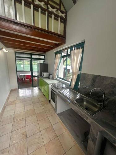 ห้องครัว, Tiare, vue sur la Baie de Faaroa in ฟาโรห์ เบย์