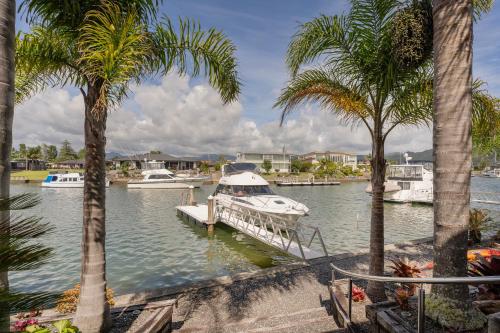 Hosts on the Coast - Pelicans Coastal Perch