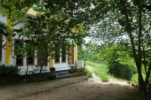 Tarsan Homestay near Komodo Airport