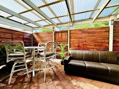 Charming Granny Flat Conveniently Located near Knox Shopping Center