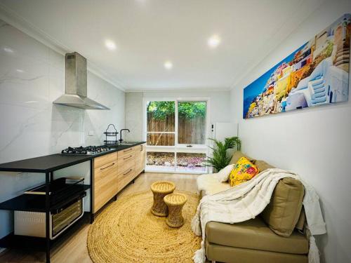 Charming Granny Flat Conveniently Located near Knox Shopping Center