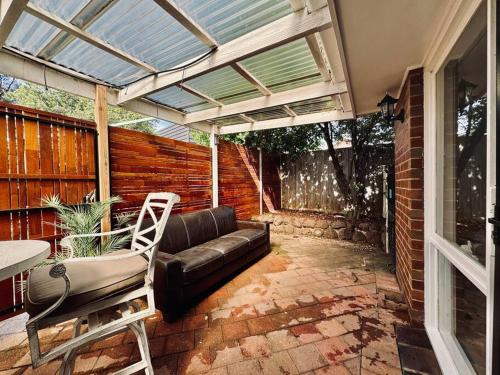 Charming Granny Flat Conveniently Located near Knox Shopping Center