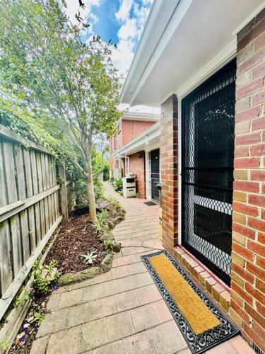 Charming Granny Flat Conveniently Located near Knox Shopping Center