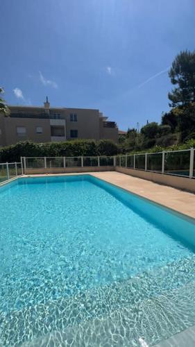 T2 avec piscine - Location saisonnière - Saint-Laurent-du-Var