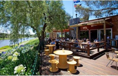 Unwind in style only 7km from CBD