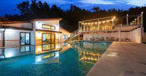 YnJ House