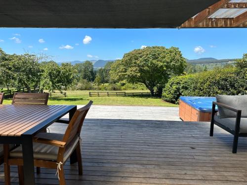 Lake Holiday Home - Spa & Views - Mangakino