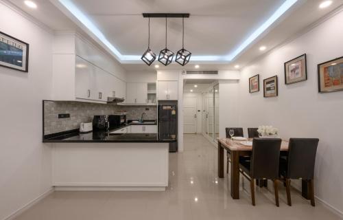 Jomtien Beachfront Stylish Studio , Stunning Seaview , Big Pool 5