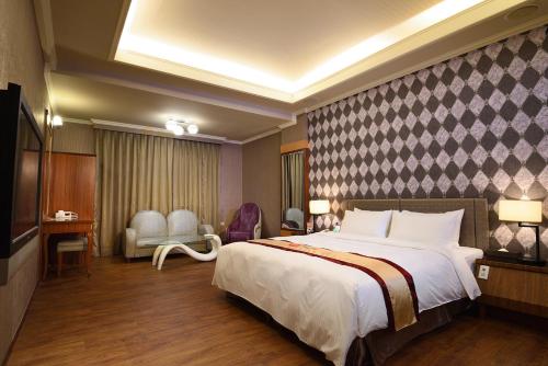 Queen Room with Spa Bath  image 9