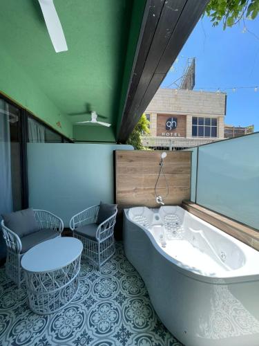 Varanda/terraço, Garden Hotel in Carmel Beach Front