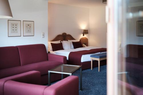 1 queen bed, 1 sofa bed