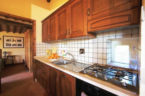 Tenuta Angelici Winery Casa Contea with pool and panoramic pool Cortona in Теронтола Дi Кортона