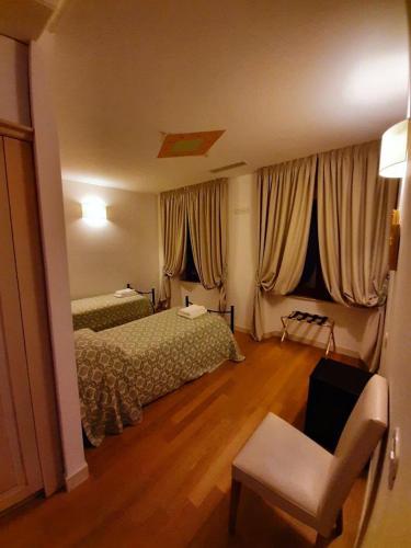 1 queen bed, 2 twin beds