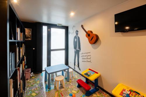 Játszótér, Logis Hotel Des Acacias Lille Neuville en Ferrain, Restaurant l'Acacias Gourmand in Neuville-en-Ferrain