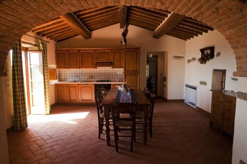 Tenuta Angelici Winery Casa Contea with pool and panoramic pool Cortona in Теронтола Дi Кортона