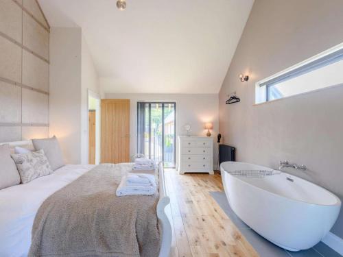 Romantic cottage for 2 with hot tub in Horton