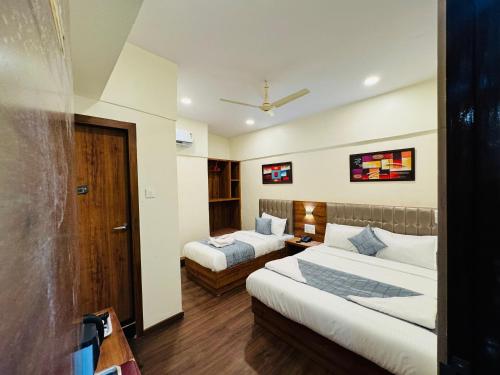 1 double bed, 1 twin bed