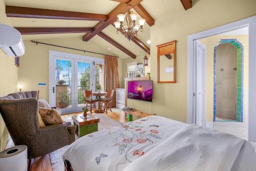 Spanish Style Cozy Studio - Tap to explore photos