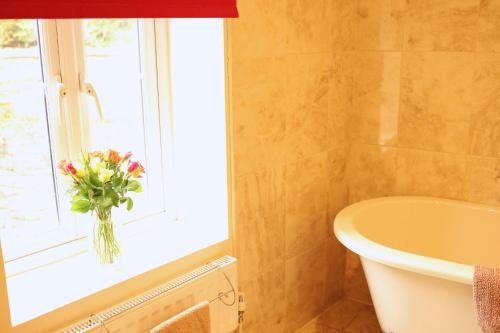 Vannas istaba, Pet-Friendly Logburner Horse Stable Views in Cusop
