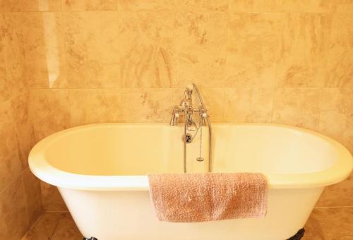 Vannas istaba, Pet-Friendly Logburner Horse Stable Views in Cusop