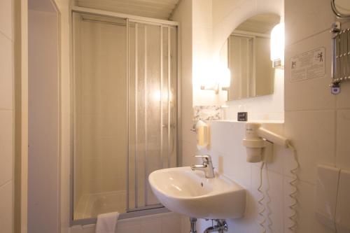 Hotel Weißes Schloß Room Type - Standard Double Room