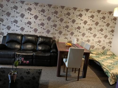 Stylish 2BD near Gatwick Airport in Crawley