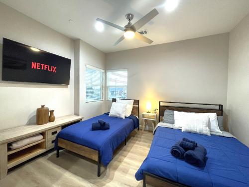 Amazing Value with High Comfort, 14 Guests for 4BR by Disneyland, Beaches, Rodeo 39 & More, Midway City (zdjęcie 10)
