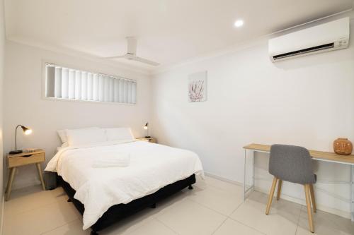 Aircon! Parking! Host with 100s of 5 star Reviews!