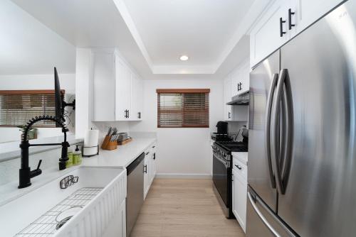 廚房, Downtown Beach Home, 5 min to Beach! Backyard, BBQ in 亨廷頓海灘
