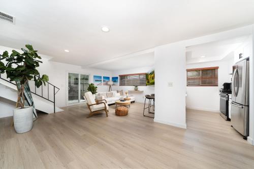 Downtown Beach Home, 5 min to Beach! Backyard, BBQ in 亨廷頓海灘